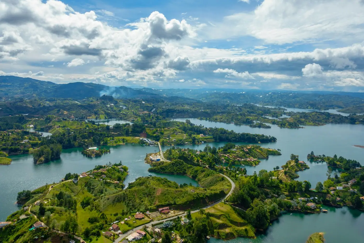 Vista aérea de un embalse y colinas verdes en Colombia
